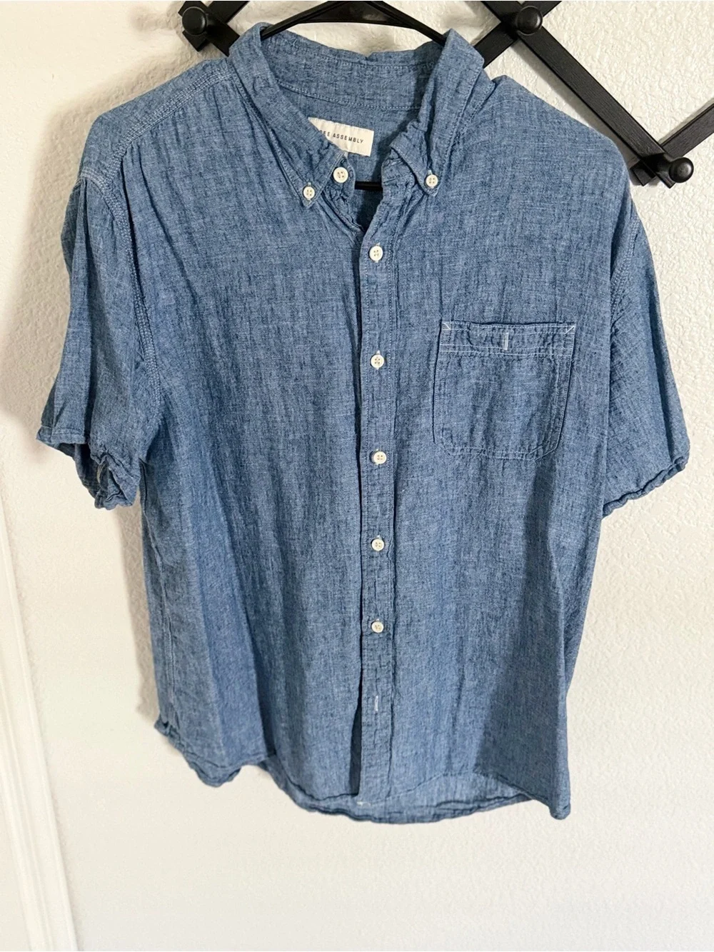 Free Assembly Men’s Chambray Button Down Shirt Large Blue Short Sleeve Casual - Picture 2 of 4
